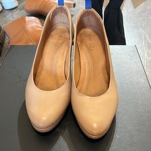 dr LIZA Caramelo Sneaker Pump Heels 7W